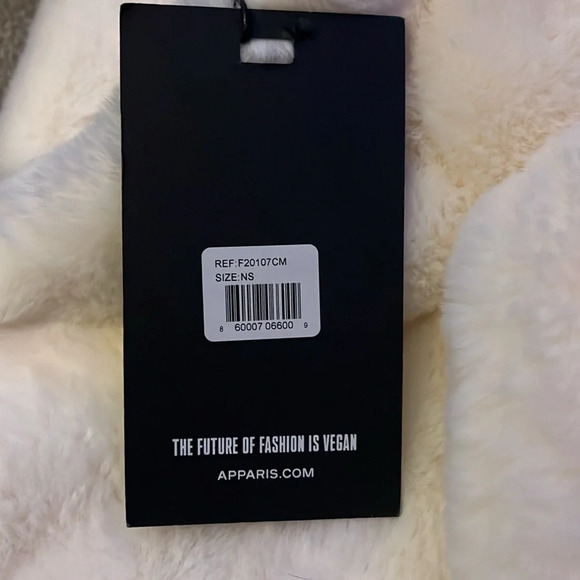 Apparis Faux Fur Scarf White The Future is Vegan - Picture 2 of 5